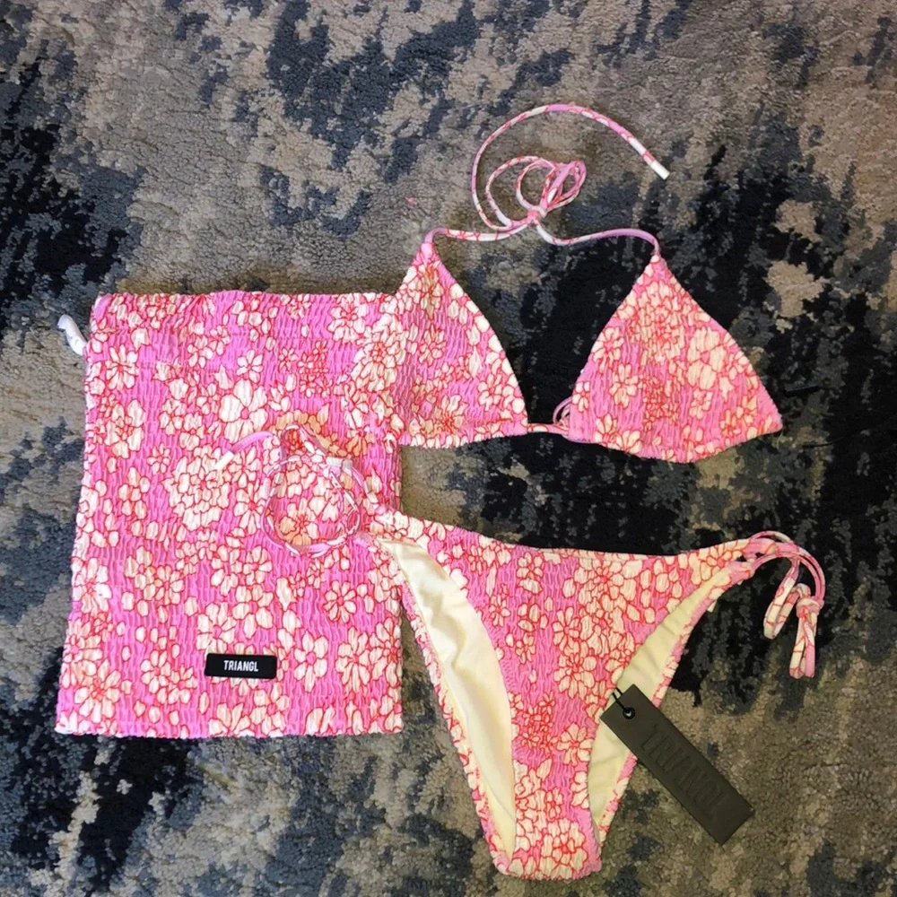String top and bottom swimsuit set with bag. - Picture 1 of 6